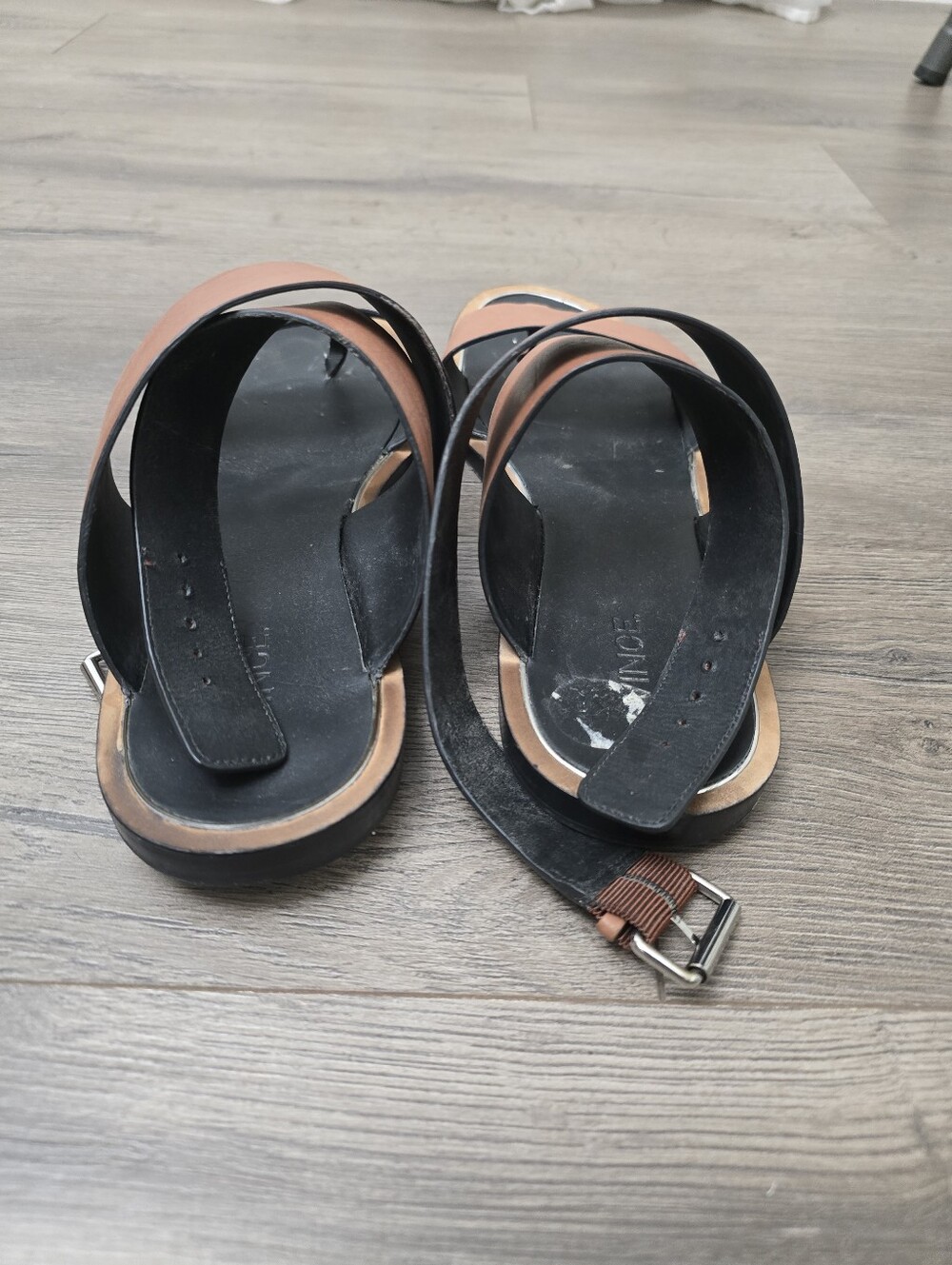 Vince Mailin Leather Strappy Flat Buckle Sandals in Cognac Womens Size 11 - Picture 5 of 9